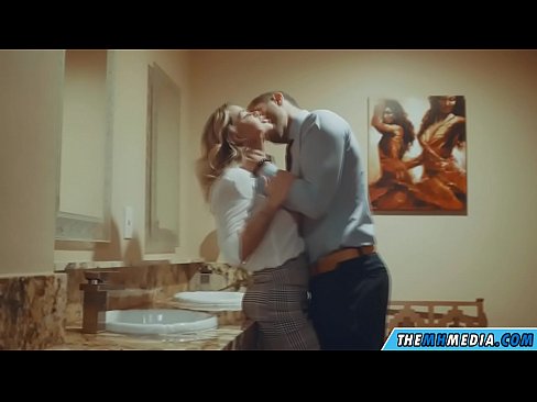 ❤️ 当一个胸大无脑的金发女郎在公共厕所里勾引你时 ️❌ Porno❌❤